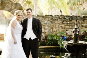 Hochzeitskleid und Anzug